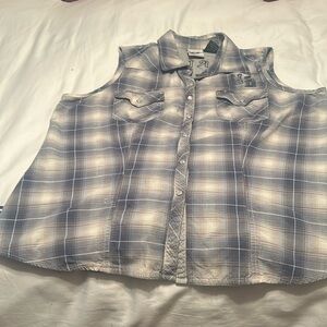 Ladies Harley Davison sleeveless shit.  Snap front.